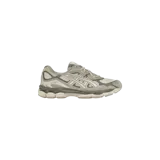 Championes de running Asics Gel-Nyc en color gris ostra, con diseño técnico, amortiguación visible en la suela y detalles superpuestos.