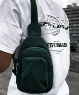 Riñonera verde oscuro de pana con correa ajustable.