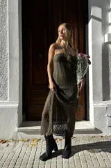 Vestido largo verde oliva con estampado de cuadros, breteles finos cruzados en la espalda, busto tipo corset y transparencias.