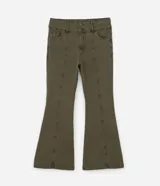 Pantalón flare de sarga color verde oliva, con cintura ancha, doble botón, cierre tradicional, trabillas, detalle de recortes y bolsillos.