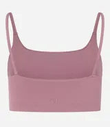 Top deportivo femenino color morado oscuro, de corte recto y ajustado, con escote cuadrado y breteles finos ajustables.