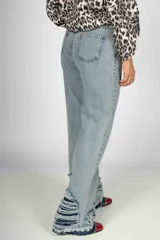Pantalón de jean celeste de corte wide leg con roturas y desgastes en el ruedo.