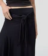 Pollera midi asimétrica Blue Steel de viscosa, con cintura ajustable mediante lazo lateral y ruedo irregular con puntas alargadas.