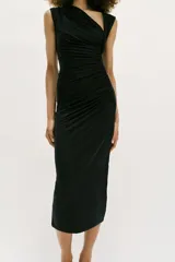 Vestido midi negro con escote asimétrico, sin mangas y detalle de drapeado delantero.