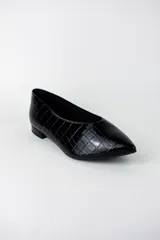 Zapatos planos estilo chatitas marca Marí, modelo Rita, color negro con textura efecto cocodrilo y acabado charol. Tienen punta fina y un diseño clásico de corte bajo.
