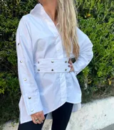 Camisa blanca oversize con mangas largas y botones plateados.