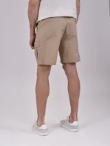 Bermuda de gabardina color verde militar, con cintura elástica ajustable con cordón, bolsillos laterales y bolsillo cargo con solapa en la pierna.