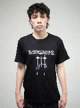 Remera de algodón color negro con cuello redondo y corte regular. Presenta un estampado frontal en color blanco con tipografía estilo gótico y un diseño gráfico lineal de figuras humanas suspendidas por estrellas.