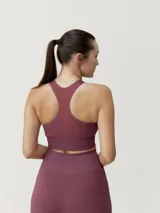 Top deportivo seamless bicolor de sujeción media alta. Tejido Fit_tech con tecnología 3D y patrón clásico en rib para un mayor ajuste.