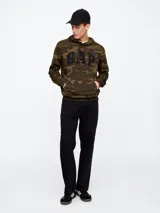 Canguro con capucha y bolsillo tipo canguro, estampado camuflado en tonos verde, marrón y negro, con logo GAP en el frente.