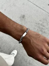 Pulsera de eslabones estilo cubana, color plateado, con placa central lisa y brillante.