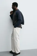 Camiseta de corte relajado con cuello redondo y mangas largas tipo raglán en contraste de color.