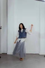 Pollera midi de tul gris con lentejuelas plateadas brillantes. Presenta una cintura elástica y una caída amplia con movimiento.