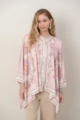 Camisa de seda modelo pañuelo, de color amarillo con estampado estilo mandala y flores, cuello redondo y cierre frontal con botones.