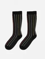 Medias de caña media color negro, con diseño de rayas verticales formadas por pequeños bordados en hilos de colores.