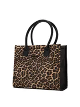 Cartera tipo tote de diseño estructurado, con cuerpo estampado en animal print de leopardo y laterales, asas y detalles en cuero sintético negro. Cuenta con doble asa de mano y placa metálica frontal con el logo de la marca.