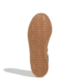 Championes Adidas VL Court 3.0 de estilo urbano, color verde con las icónicas tres tiras laterales en blanco y suela de goma color caramelo. Presenta un diseño de gamuza con detalle en el talón.