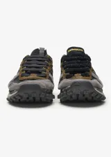 Championes urbanos Satorisan modelo Chacrona Metta, en combinación de tonos negros, grises y marrones. Presentan un diseño de paneles en cuero y gamuza, con un parche lateral en forma de corazón y una suela de plataforma con efecto moteado.