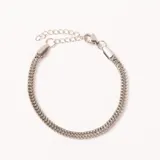 Pulsera de acero plateado con diseño de cadena tipo serpiente y cierre de mosquetón con cadena de extensión.