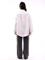 Camisa blanca con rayas verticales finas color beige, de corte amplio y mangas largas con puños abotonados.