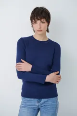 Buzo de tejido morley color marrón, con cuello redondo y mangas largas, de corte ajustado al cuerpo.