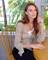 Aros colgantes con diseño orgánico inspirado en corales naturales, con acabado metálico brillante y cierre de perno con mariposa.