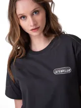 Remera de algodón negro con calce amplio, manga corta y estampa con el logo de Caterpillar en el pecho.