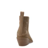 Botas estilo western de caña baja, color taupe, con detalles de perforaciones y costuras decorativas en contraste. Presentan un taco cuadrado y punta ligeramente redondeada.