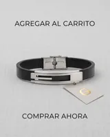 Pulsera masculina con diseño moderno, compuesta por una banda central de acero inoxidable con detalles calados y laterales de cuerina negra texturizada.