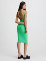Vestido midi verde de algodón orgánico con textura de canalé, tirantes finos y cuello halter anudado.