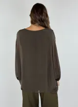 Blusa blanca de mangas largas con escote en V.