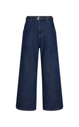 Jean flare corto de tiro alto, color azul oscuro, con cierre de botones y bolsillos delanteros.