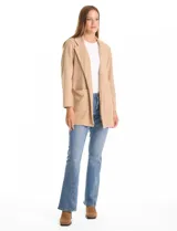 Blazer de tejido de algodón soft con cuello solapa, abertura central y bolsillos delanteros.