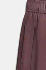 Pantalón pijamero color bordó, de tiro medio, con cintura elástica ajustable con cordones. Incluye bolsillos laterales ocultos en costura y bolsillos de plastrón en la espalda.