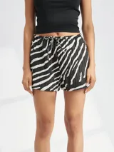 Short negro con estampado de cebra en blanco, cintura alta con elástico y lazo ajustable.