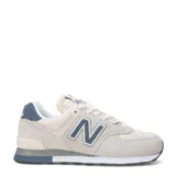 Championes urbanos New Balance modelo 574, con diseño híbrido en tonos beige y detalles en azul marino. Confeccionados en una combinación de gamuza y malla, cuentan con tecnología de amortiguación ENCAP en la entresuela para mayor estabilidad y soporte.