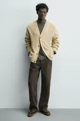 Zapatilla de cordones color beige, con parte superior de piel con acabado serraje y detalles de pespuntes. Suela ultrafina a contraste.