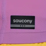 Remera deportiva Saucony color lila, de corte clásico y mangas cortas. Confeccionada en poliéster reciclado.