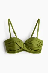 Top de bikini balconette verde militar con copas acolchadas, aros, pliegues fruncidos y detalle cruzado en el centro. Cuenta con breteles ajustables y desmontables.