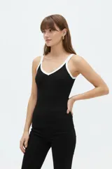 Musculosa de algodón color negro con ribetes blancos en el escote en V y en los tirantes finos.