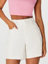 Short de jean de tiro alto, color rojo, con cierre frontal de botón y cremallera, y bolsillos laterales.