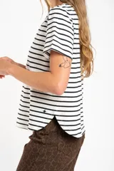 Remera blanca con rayas horizontales negras, de algodón peinado.