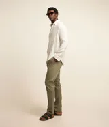 Pantalón de sarga color marrón para hombre, de corte recto con cintura fija, trabillas para cinturón y bolsillos funcionales.