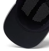 Gorra deportiva Columbia color negro, confeccionada con tejido perforado con láser para mayor ventilación, tecnología de enfriamiento y absorción de humedad, con cordón ajustable en la parte posterior.