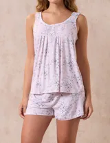 Conjunto de pijama estampado marca René Rofé, compuesto por musculosa y short. La musculosa tiene escote redondo con aplique de puntilla y botones. El short tiene cintura elastizada.