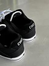 Championes de skate CIRCA modelo 205 VULC SE, color negro con detalles en blanco.