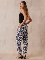 Pantalón de lino estampado en blanco y negro, marca Zac & Rachel. Tiene pretina con pasadores, cierre, botón y broches internos. Delantera con bolsillos y trasera con bolsillos simulados.