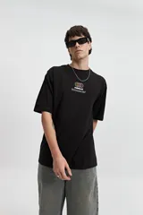 Remera negra de algodón con cuello redondo y estampado frontal con el logo de la marca Mistral y texto en blanco.