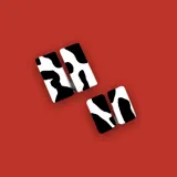 Par de aros colgantes rectangulares con diseño de manchas de vaca en blanco y negro.