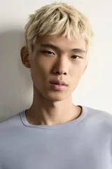 Camiseta de manga larga con cuello redondo, confeccionada en tejido con estructura de canalé y corte relajado.